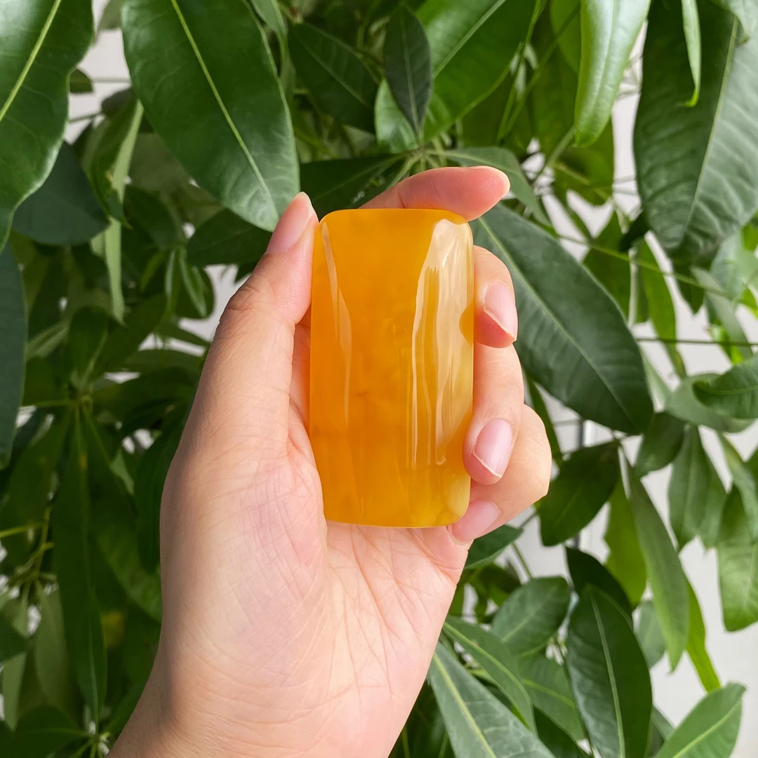 蜜蜡俄料蜜糖红平安无事长牌吊坠