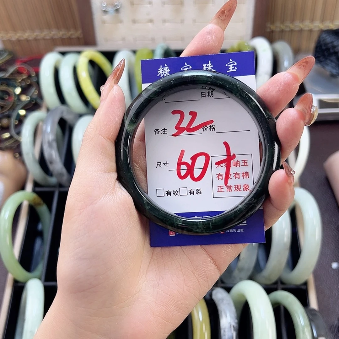 蛇纹石玉手镯未镶嵌羡****?