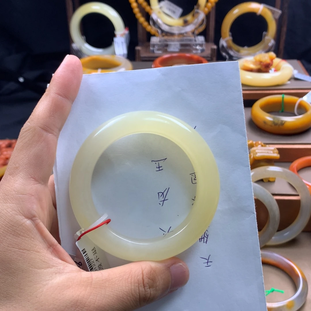 淡****石英质玉（黄龙玉）未镶嵌手镯