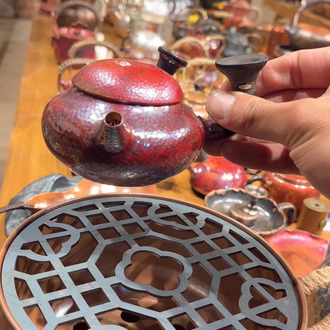 容天淬火色侧把壶手工锻打工艺