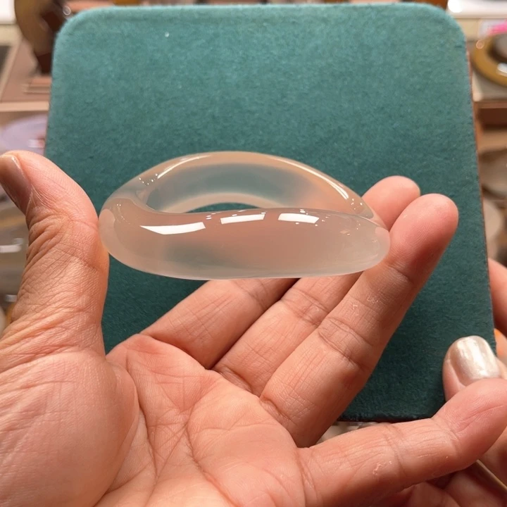 姚***欣玛瑙/玉髓手镯未镶嵌