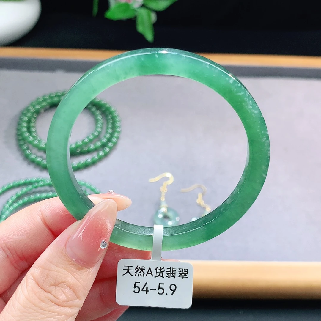 未镶嵌手镯（圆镯）翡翠