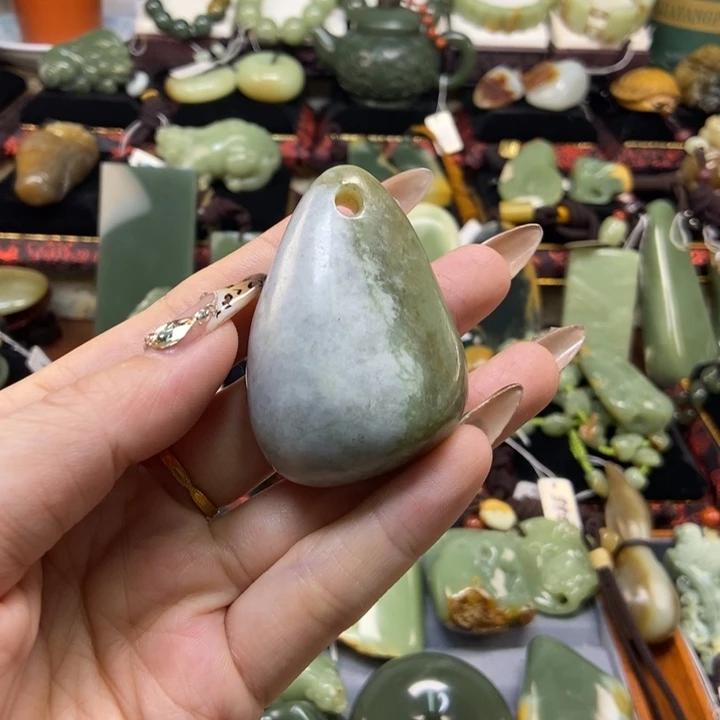 颈饰未镶嵌岫岩老玉（透闪石质玉）