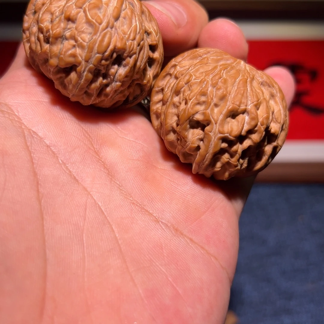 伍***柒文玩核桃吊坠42全品正磨，熟的特好，轻微晃仁