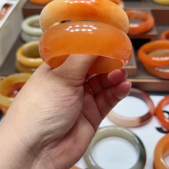 石英质玉（黄龙玉）未镶嵌手镯漂****友