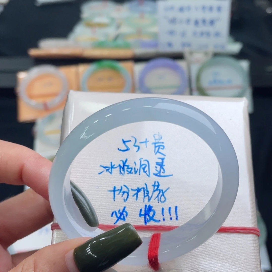 翡翠手镯未镶嵌翡翠手镯