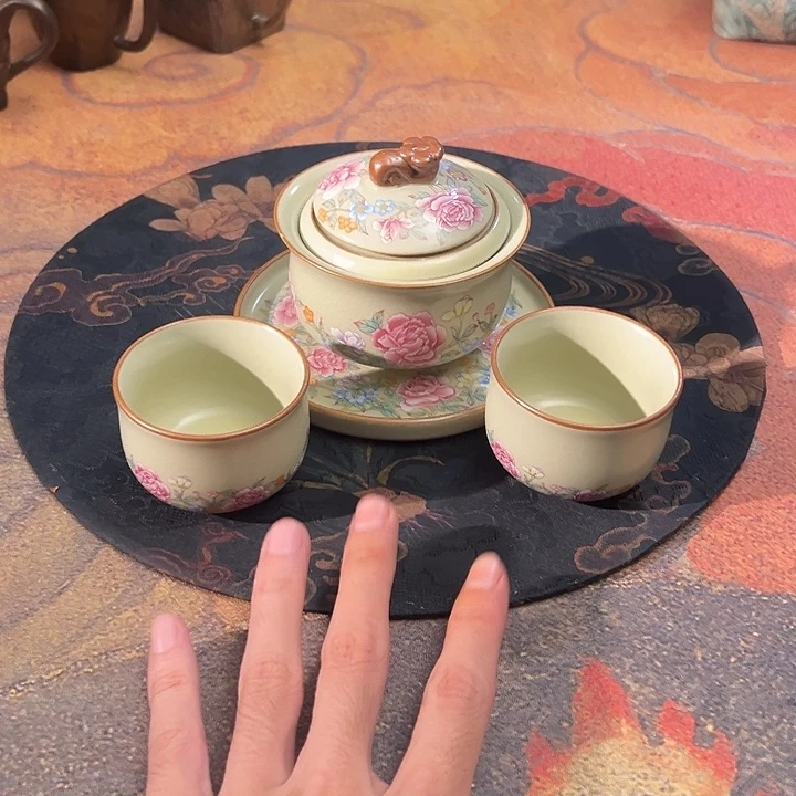 岑汝，米黄汝窑百花时来运转盖碗加两杯