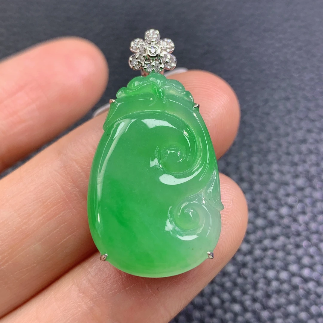 天然缅甸A货翡翠冰种甜阳绿如意镶18k金加钻吊坠冰透精美时尚