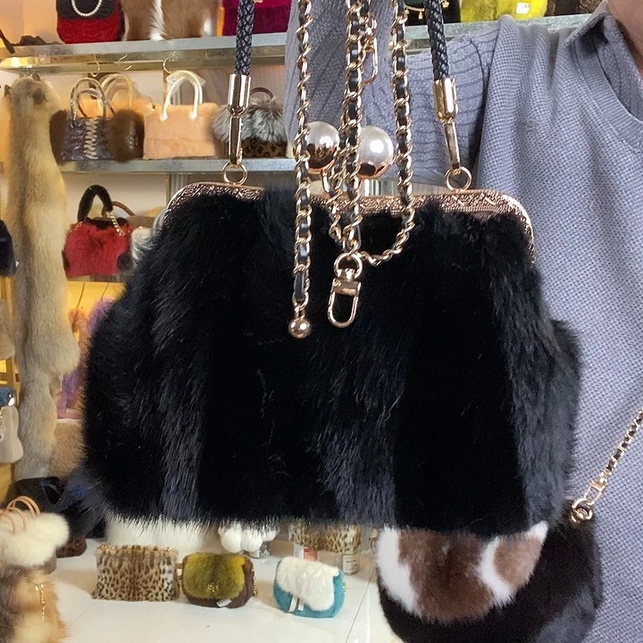 钛合金带子款娃叔皮草水貂毛夹口包