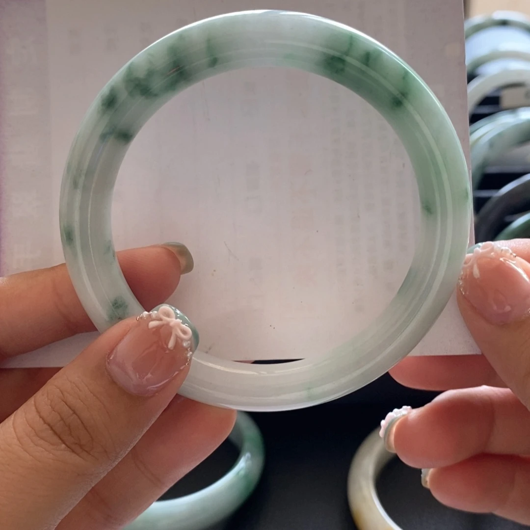 翡翠手镯未镶嵌飘花