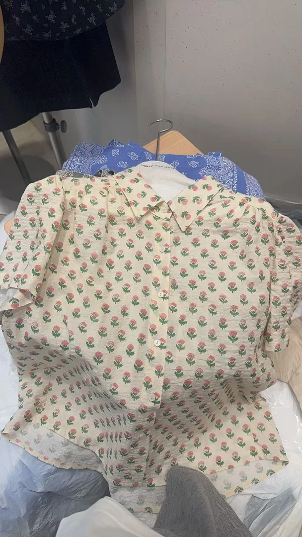 【李羊羊韩国东大门精选】东大门新款花朵衬衫