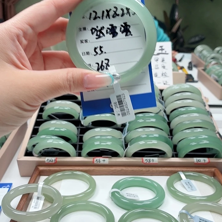 哒***噜石英质玉未镶嵌手镯