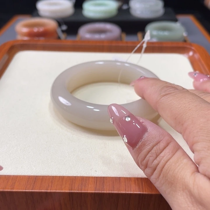 未镶嵌手镯石英岩玉