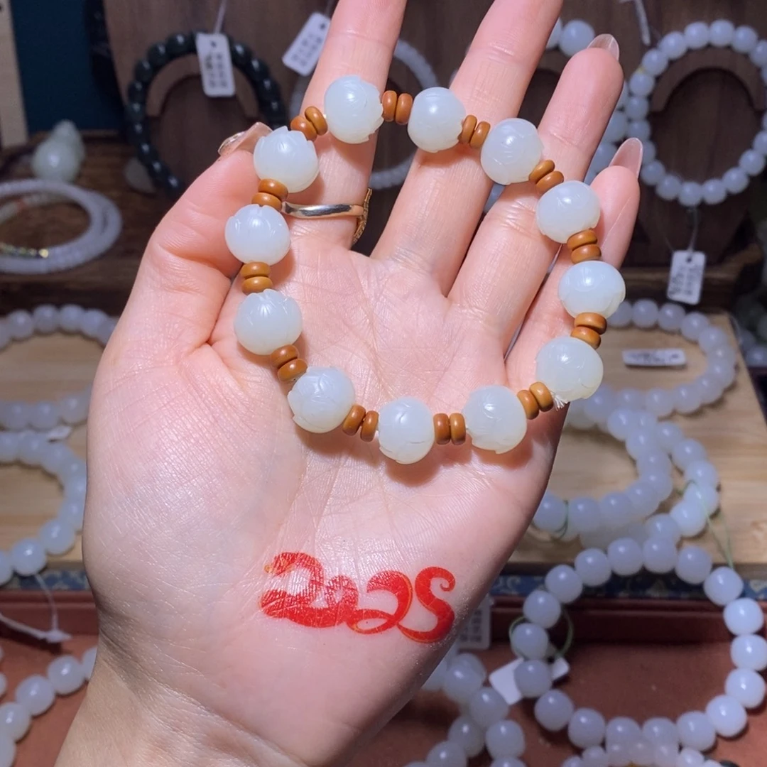 和田玉手串未镶嵌莲花