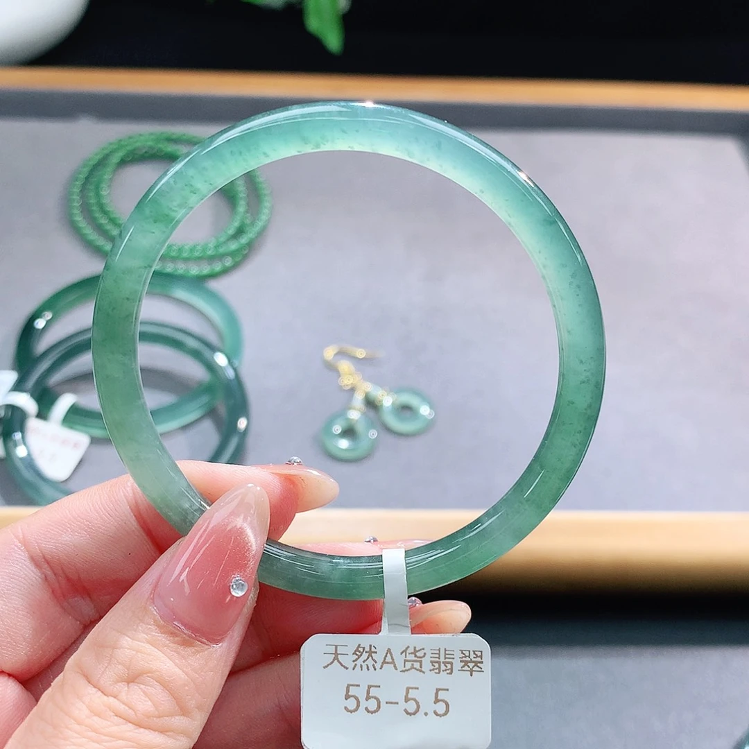未镶嵌手镯（圆镯）翡翠