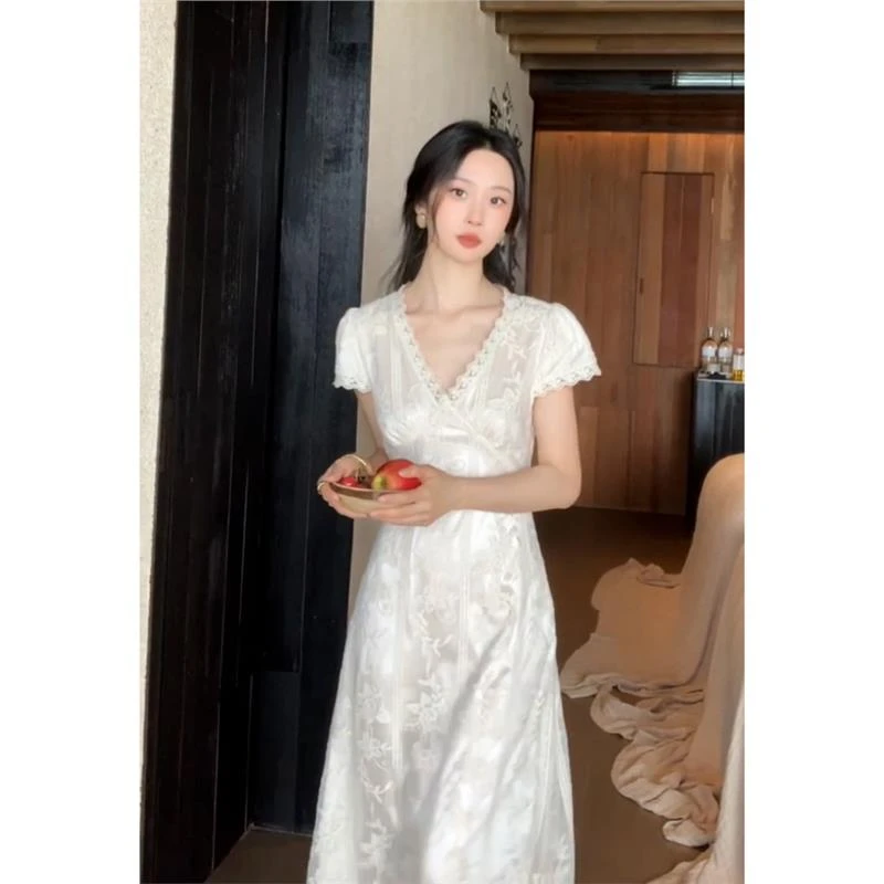 2025新款冷淡系高级感炸街独特漂亮白色蕾丝v领拼接印花连衣裙夏