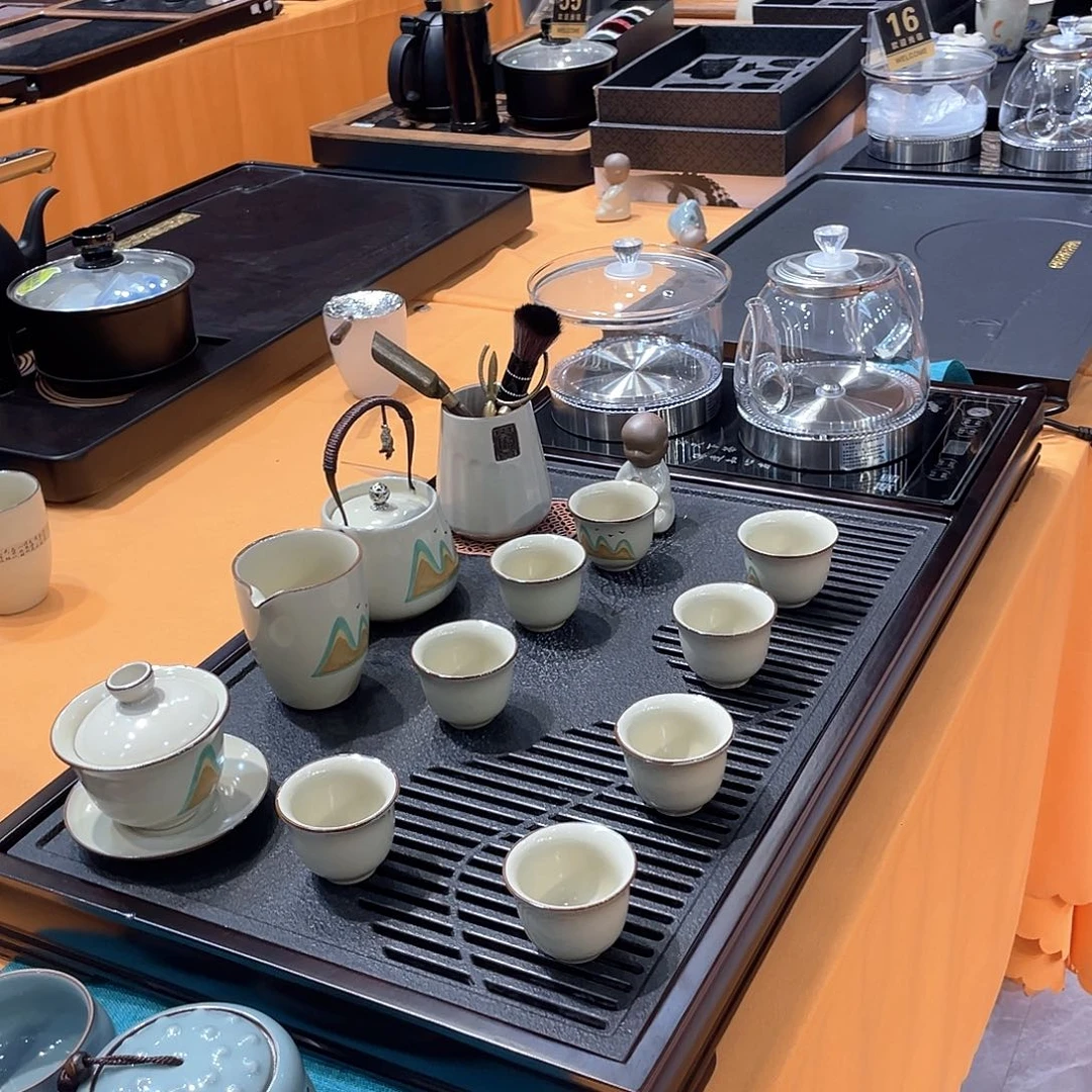 瓷片茶盘的形状也非常独特