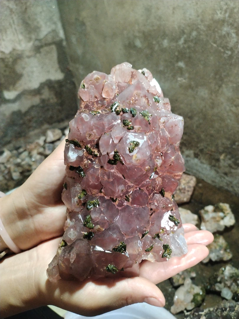 手作矿石摆件天然绿帘石共生原矿可作家居装饰