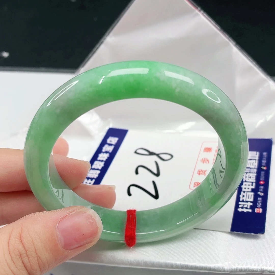 翡翠手镯未镶嵌翡翠