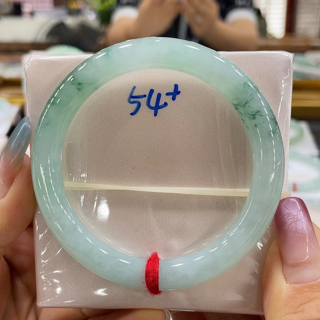 翡翠手镯未镶嵌翡翠