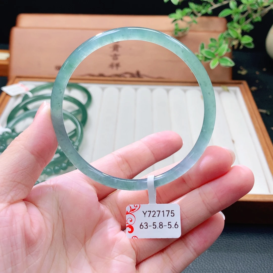 翡翠未镶嵌手镯（圆镯）