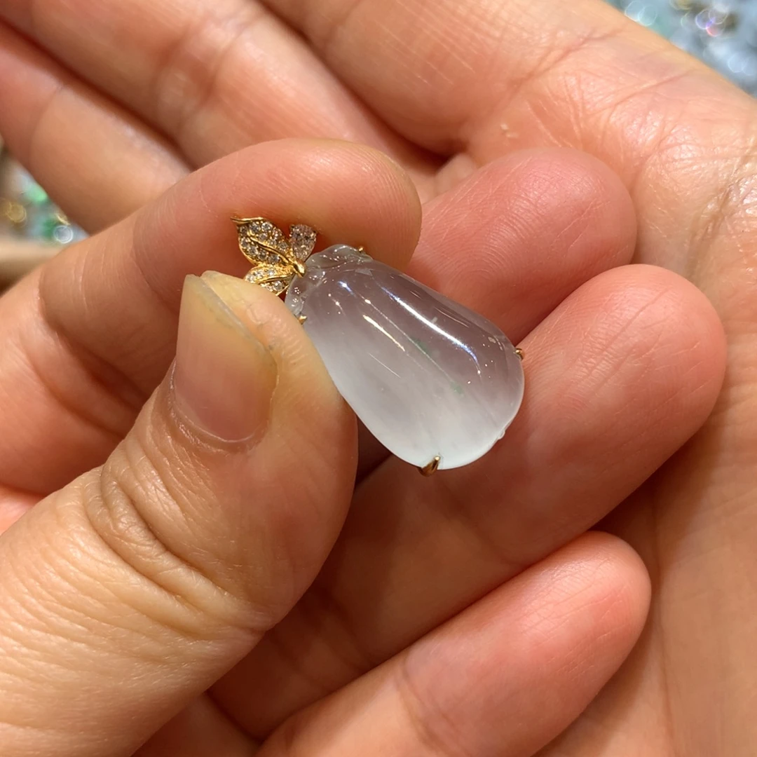 翡翠18K金镶嵌颈饰吊坠