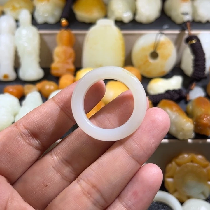 惘***忧和田玉未镶嵌颈饰