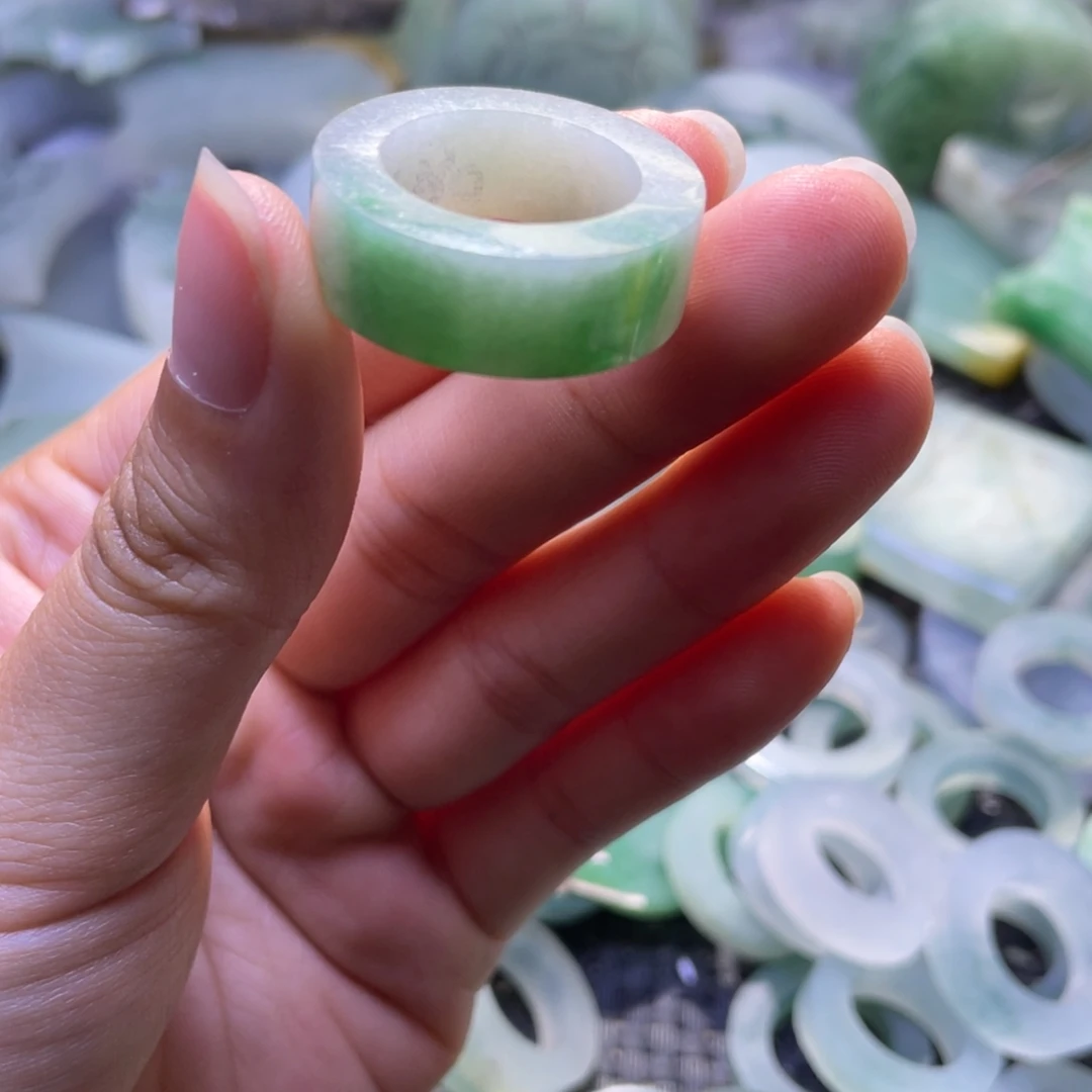 定制翡翠未镶嵌白底青戒指