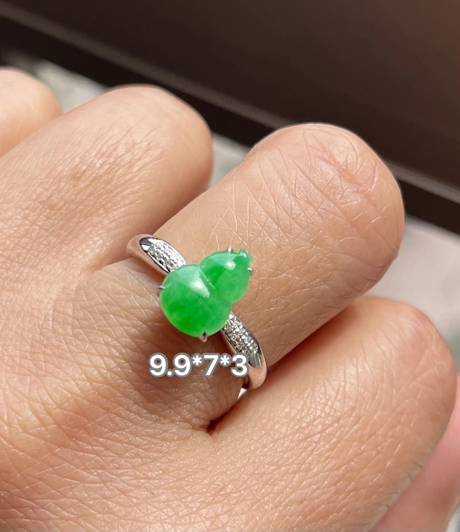 缅甸翡翠A货冰种阳绿葫芦戒指女款18k金南非钻石时尚
