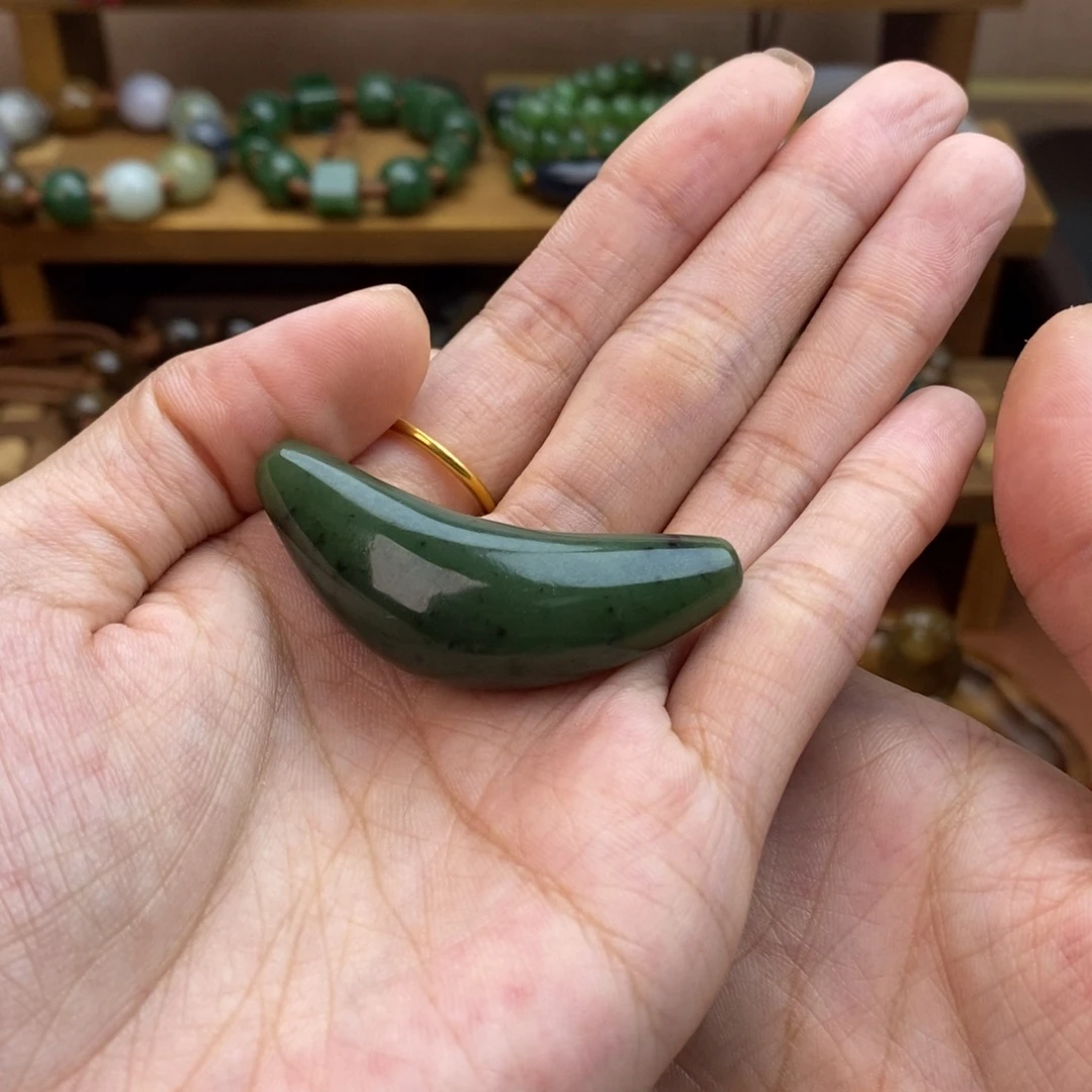 W***饭和田玉（碧玉）未镶嵌颈饰