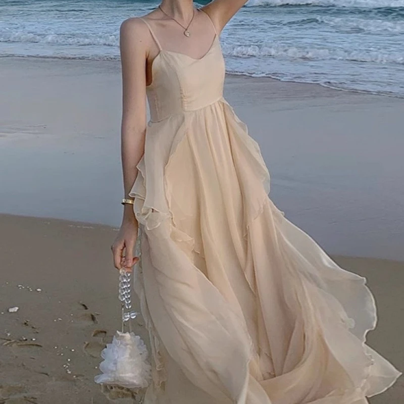 DouNip轻奢法式感气质吊带连衣裙女洋气减龄新款好看海边度假沙滩