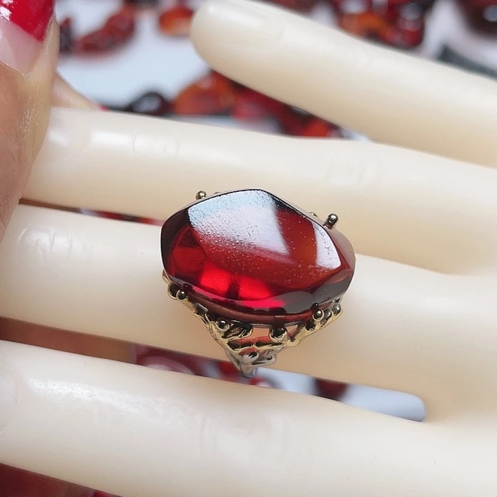 血珀戒指未镶嵌独****?