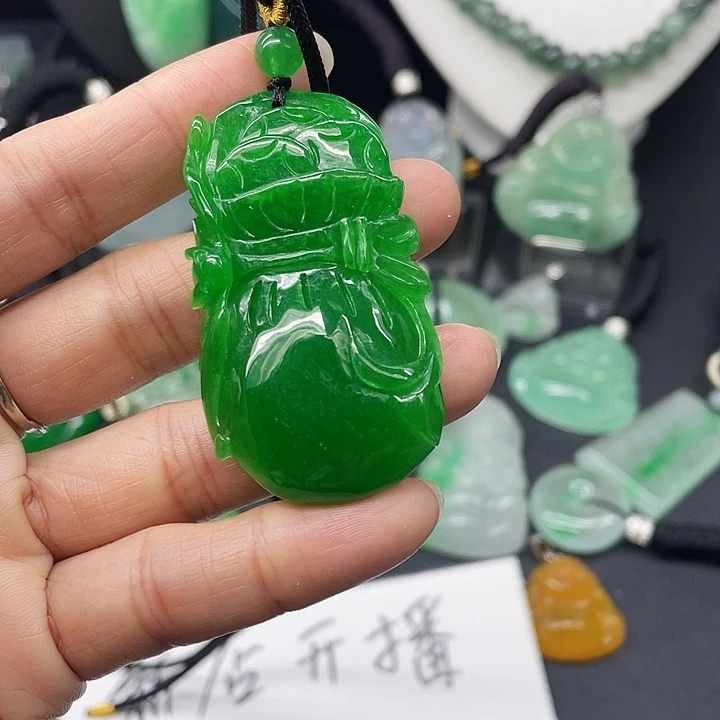 翡翠未镶嵌吊坠(赠链)