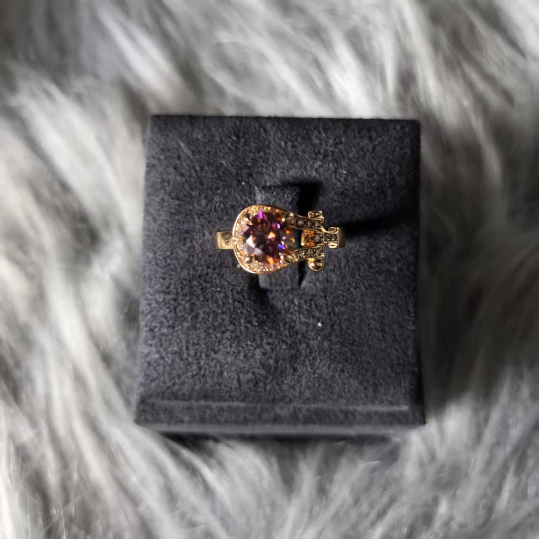 带包装【樱桃定制】  马蹄扣玫瑰色一克拉戒指.B