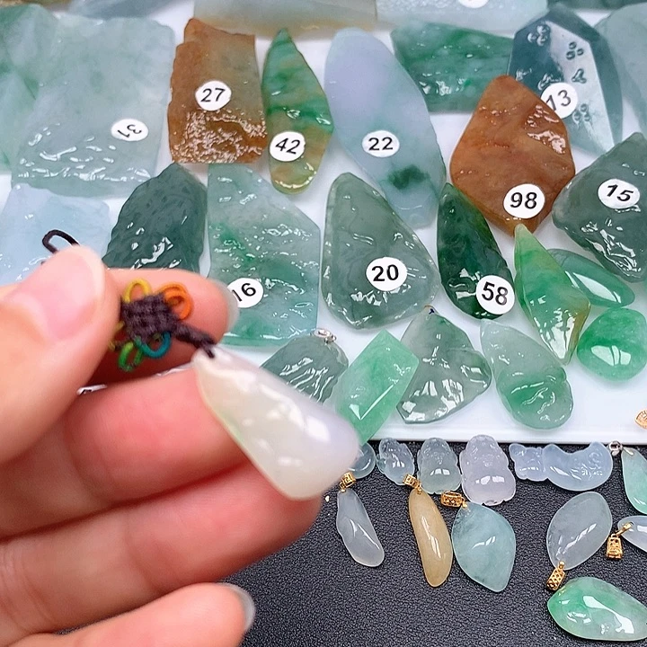 翡翠未镶嵌颈饰随型