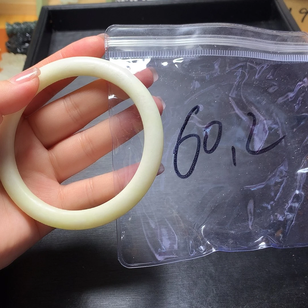 蛇纹石玉颈饰合金