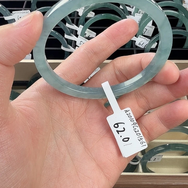 翡翠手镯未镶嵌仙****吗62.01