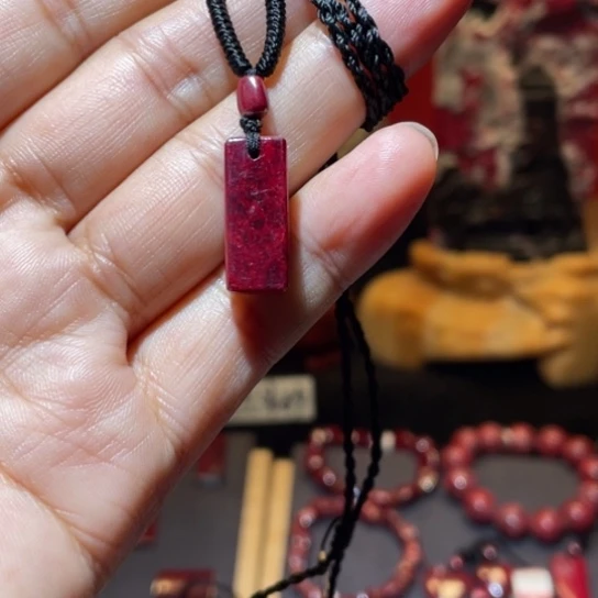 随****天然辰砂万山原矿无事牌吊坠7.8克