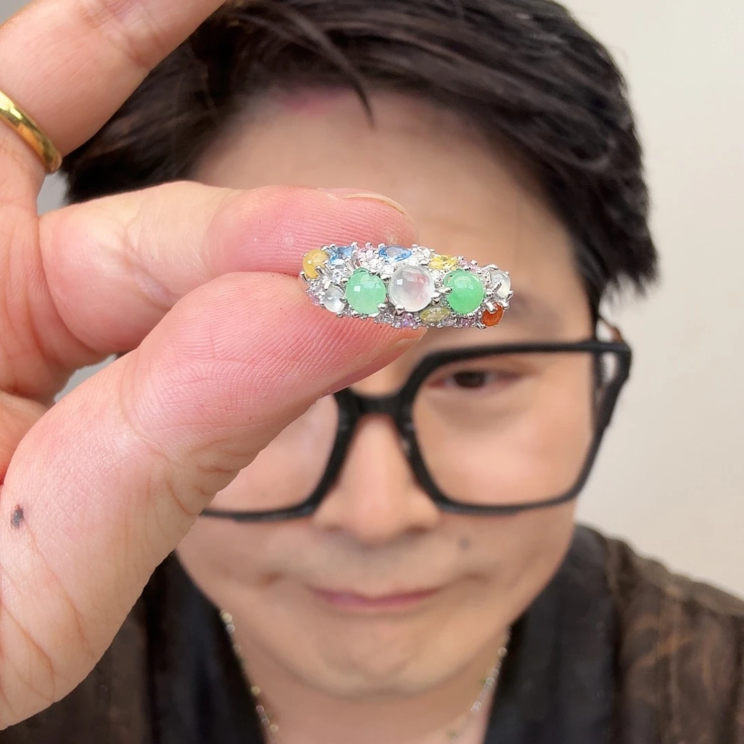 翡翠未镶嵌颈饰一件