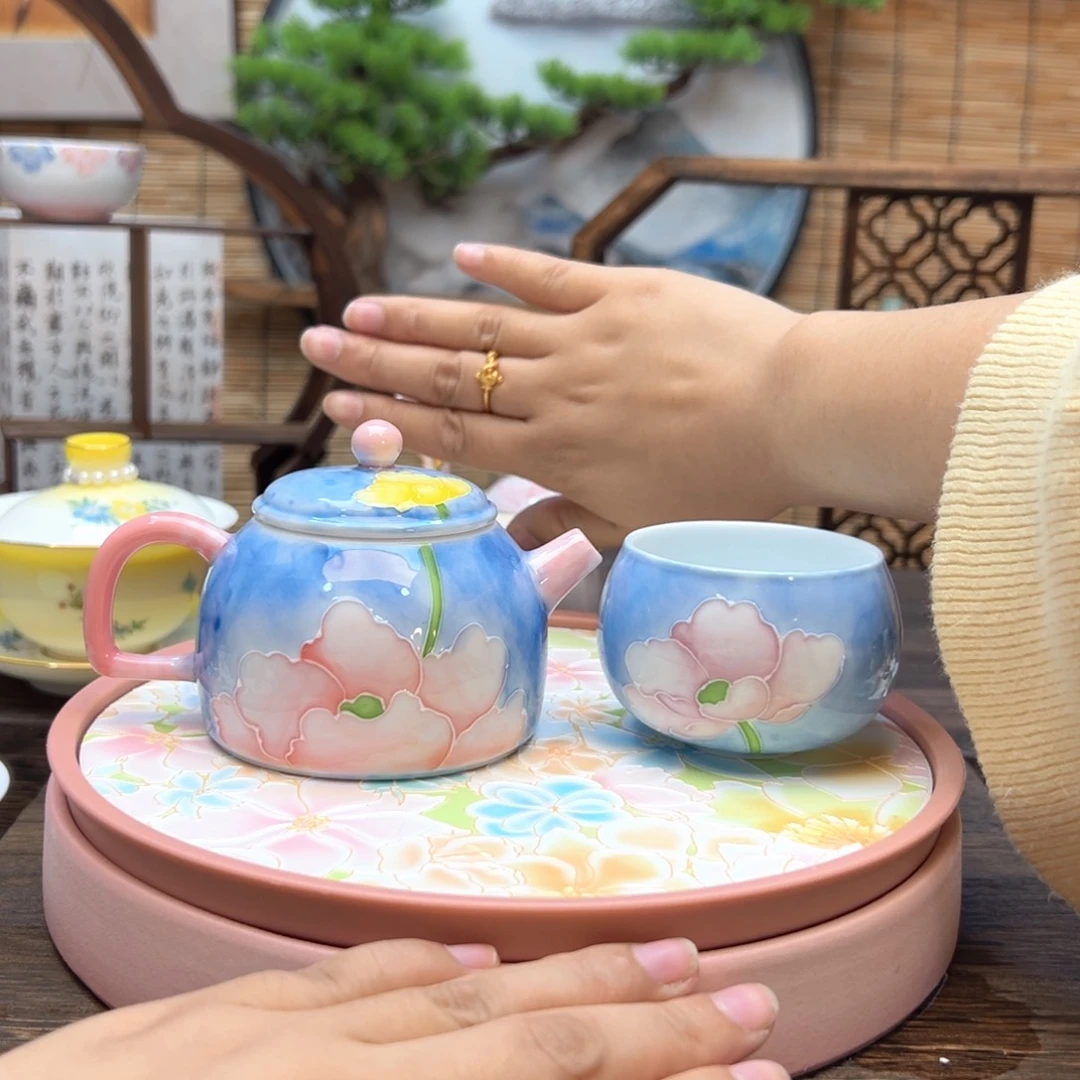 一壶搭配龙蛋杯，然后还有一个茶盘