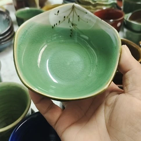 瓷片瓷片，各种摆件，均有瑕疵。沙锅！