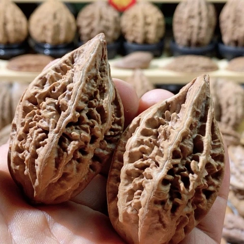 文玩核桃把件珊瑚塔