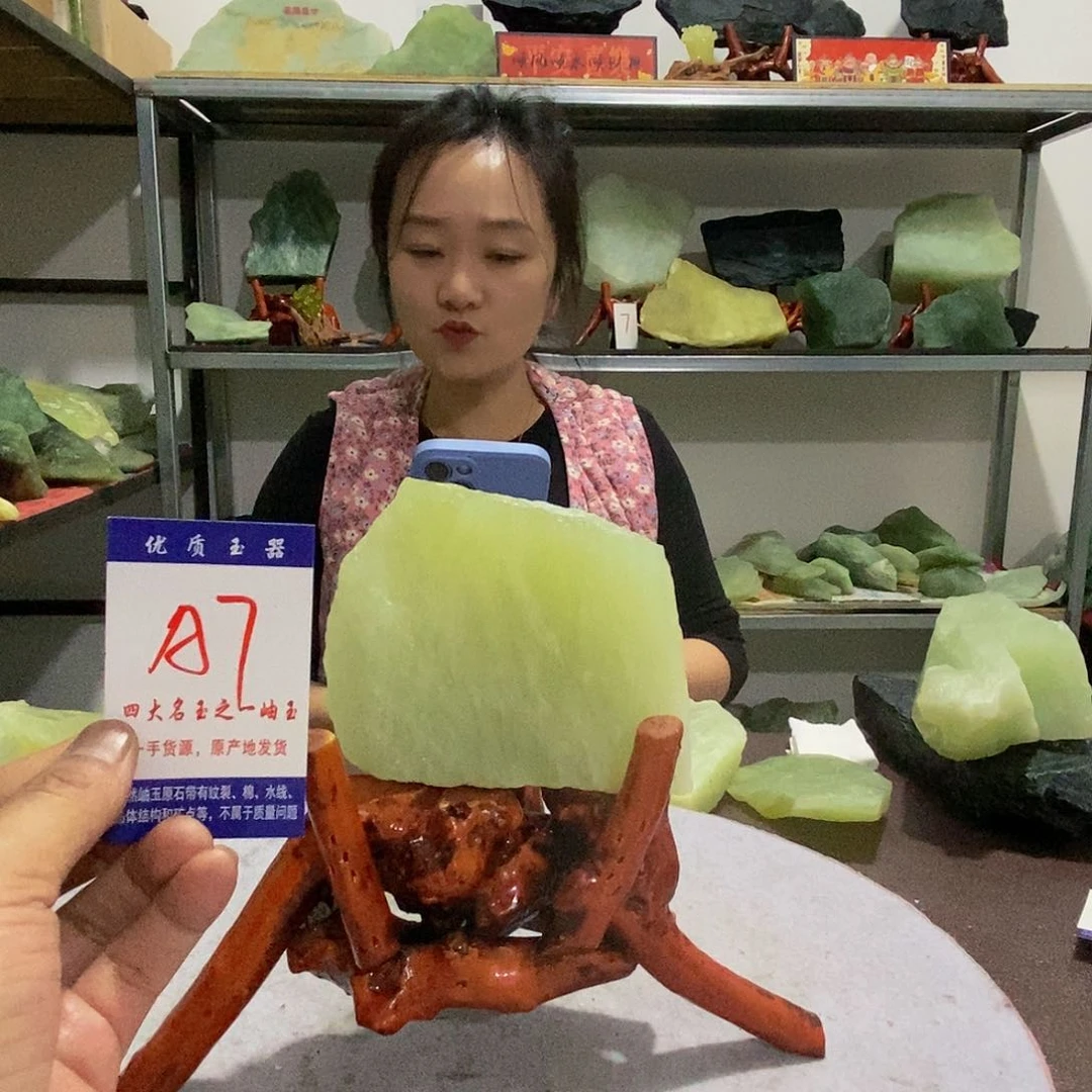 未镶嵌蛇纹石玉原石飞*。