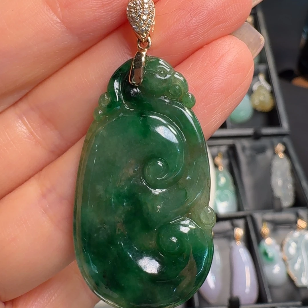 翡翠18K金镶嵌颈饰如意