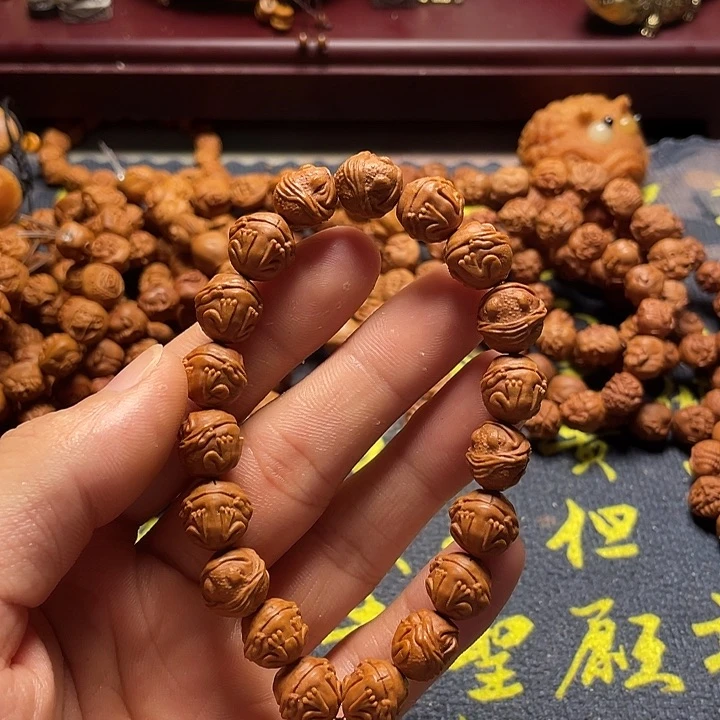 龙纹桃核雕刻吞金兽