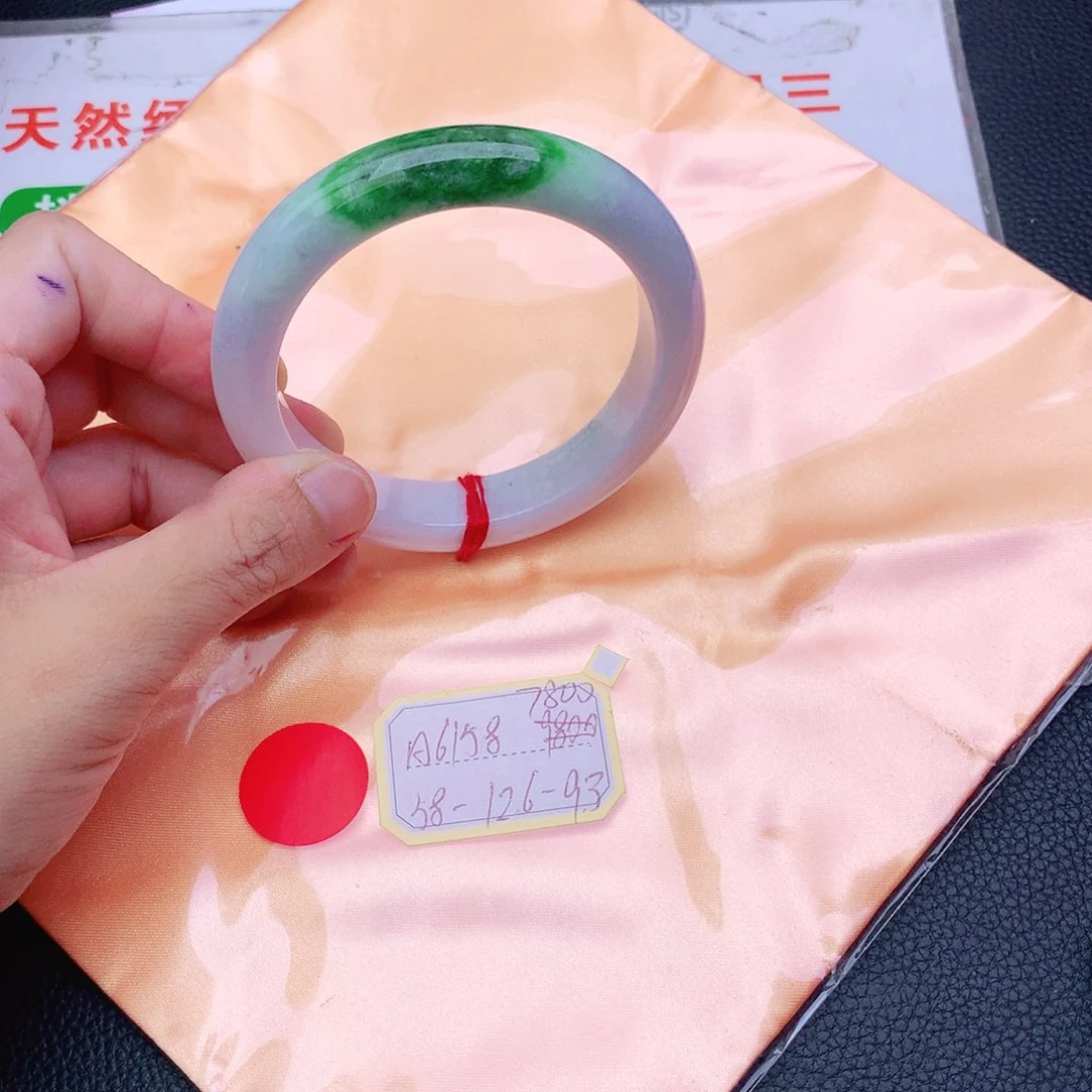 翡翠手镯未镶嵌翡翠