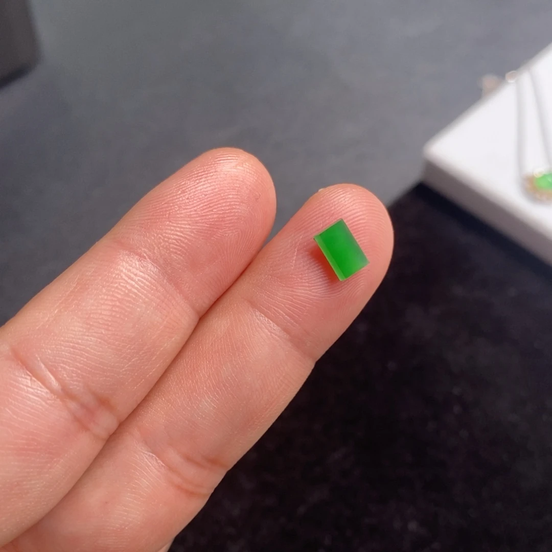 翡翠裸石阳绿马鞍
