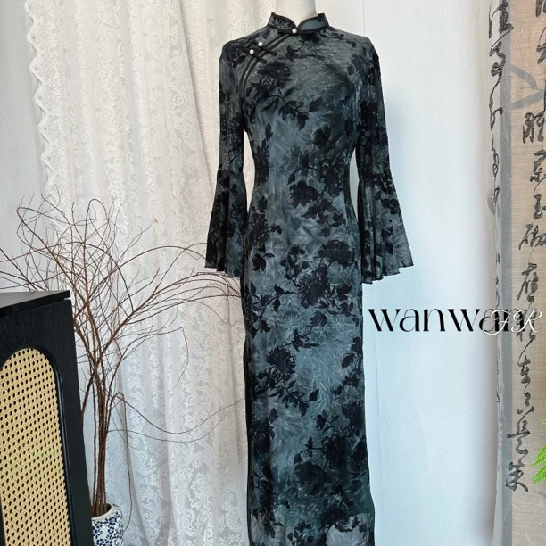 【烟雨楼】婉婉夫人2025早秋新款植绒烧花修身显瘦气质旗袍