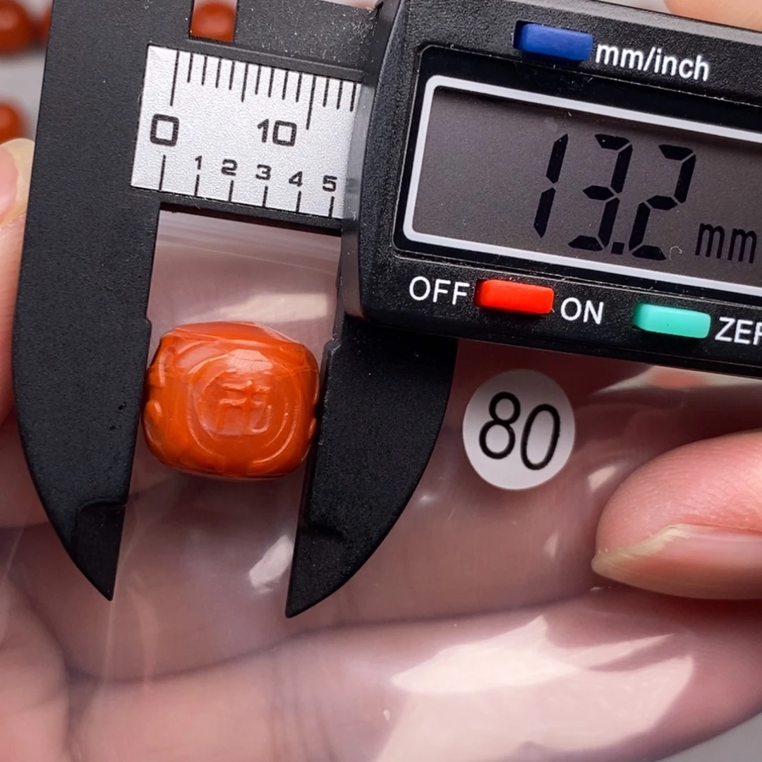 南红玛瑙未镶嵌配饰有瑕疵