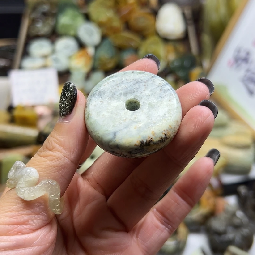 颈饰未镶嵌岫岩河磨玉（透闪石质玉）河磨玉椴树林扣子